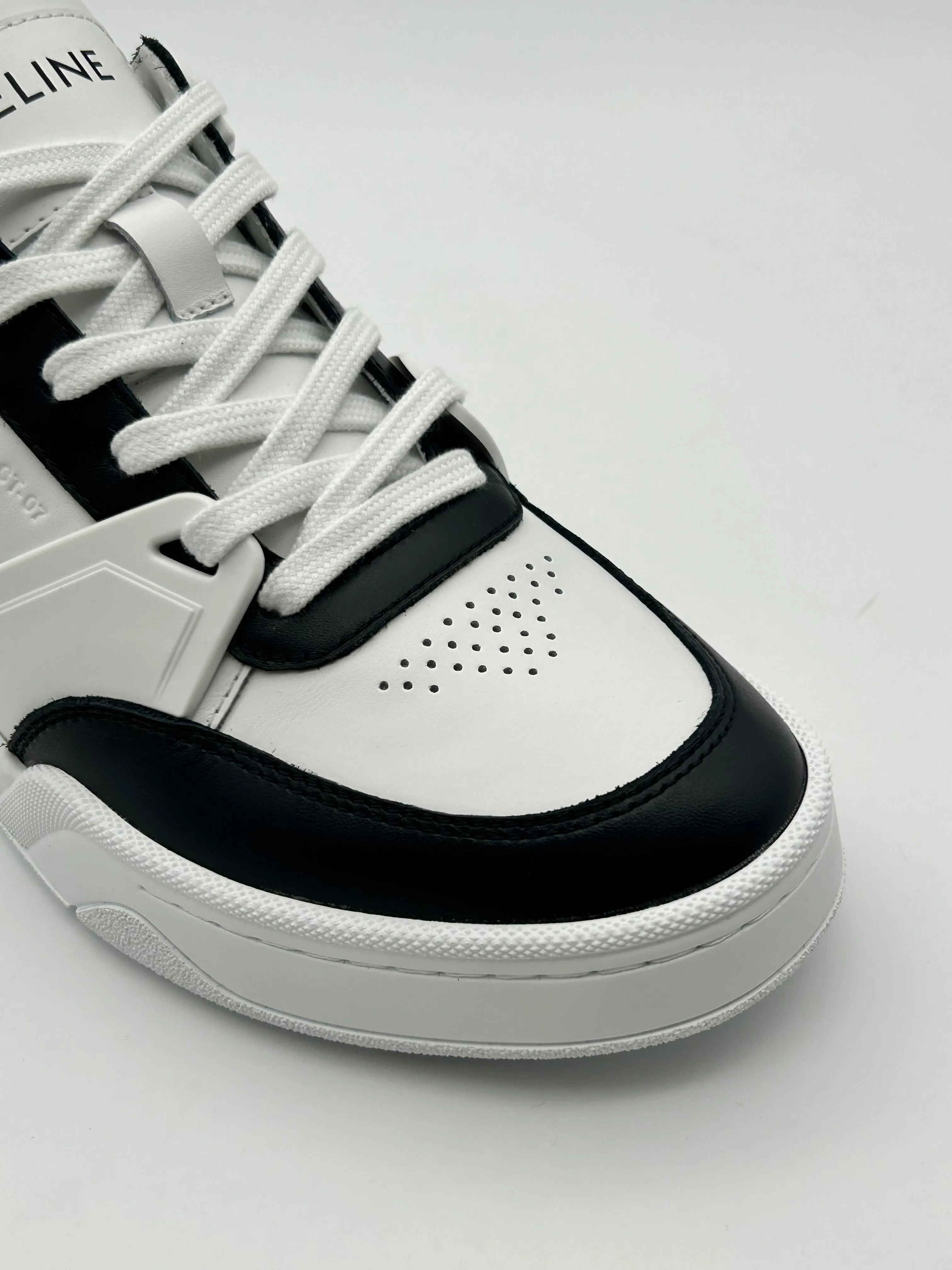 B&W Low Sneakers